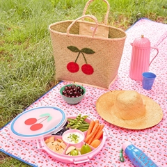 Picnic tæppe fra RICE i glade sommerfarver med kirsebærprint. 